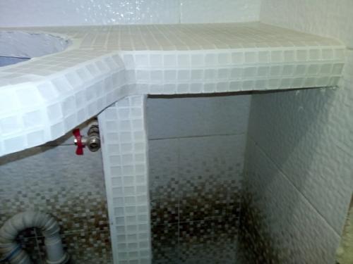 Тут в голову пришла одна идея, оставался лишний кусок гипсокартона и решил улучшить ванную комнату. 04