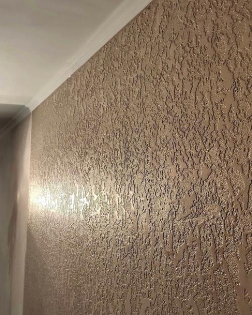 Надоело периодически переклеивать обои и решили применить другой подход, а именно сделать отделку стен фактурной штукатуркой. 04