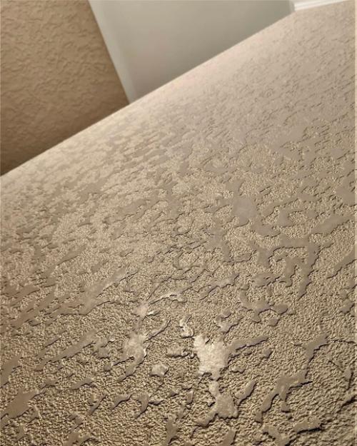 Надоело периодически переклеивать обои и решили применить другой подход, а именно сделать отделку стен фактурной штукатуркой. 01