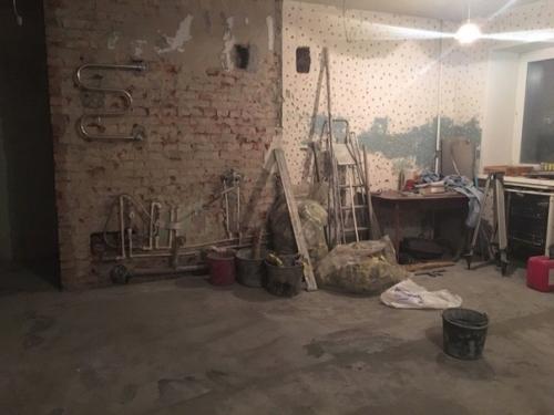 В квартире не было ничего, совсем ничего, то есть даже стен.