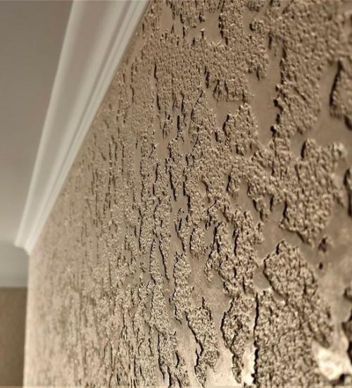 Надоело периодически переклеивать обои и решили применить другой подход, а именно сделать отделку стен фактурной штукатуркой. 03