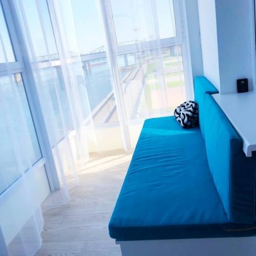 Мы тут квартиру на набережной сняли. 01