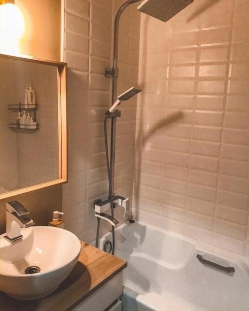 Очень Аленька ванная комната, вроде бы и развернуться негде, но зато всё есть и очень приятная атмосфера. 02