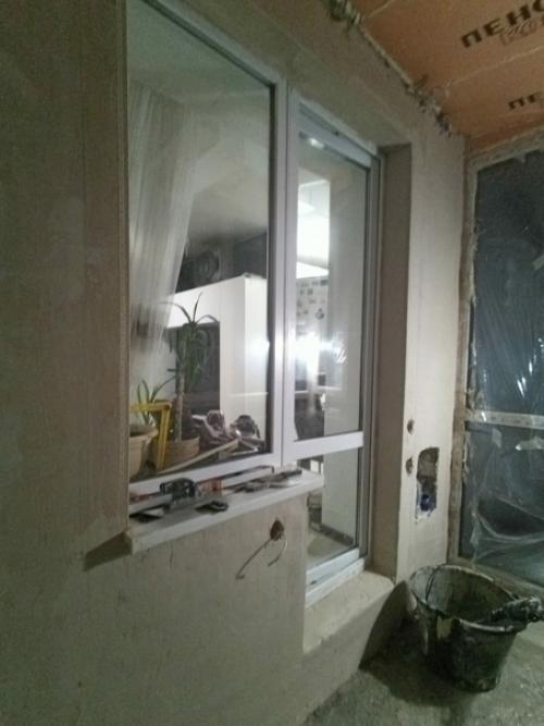 Дом у нас довольно таки старый с маленькими балкончиками ни о чем. 04