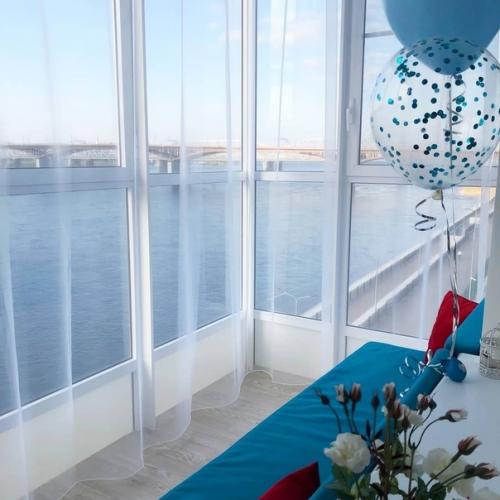 Мы тут квартиру на набережной сняли.