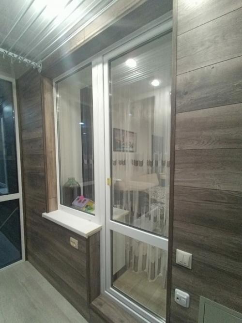 Дом у нас довольно таки старый с маленькими балкончиками ни о чем. 08