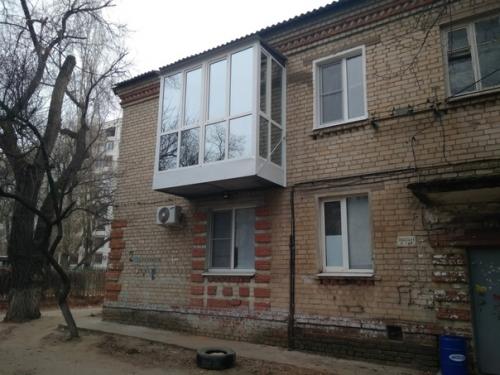 Дом у нас довольно таки старый с маленькими балкончиками ни о чем. 03