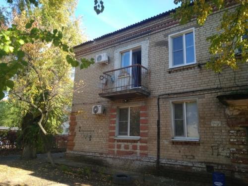 Дом у нас довольно таки старый с маленькими балкончиками ни о чем.