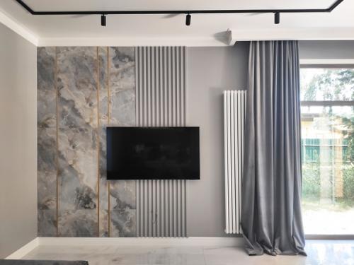 Гостиная зона с телевизором в стиле современная классика.