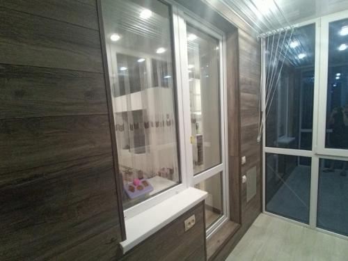 Дом у нас довольно таки старый с маленькими балкончиками ни о чем. 09