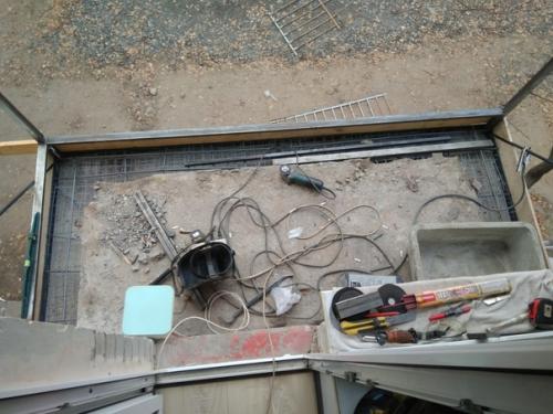 Дом у нас довольно таки старый с маленькими балкончиками ни о чем. 01