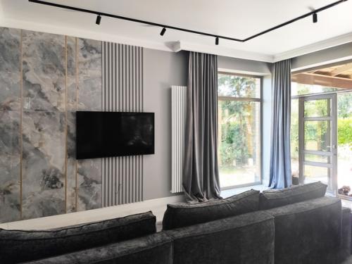 Гостиная зона с телевизором в стиле современная классика. 01