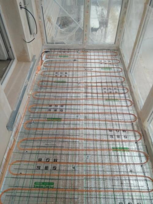 Дом у нас довольно таки старый с маленькими балкончиками ни о чем. 06