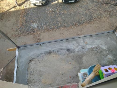 Дом у нас довольно таки старый с маленькими балкончиками ни о чем. 02