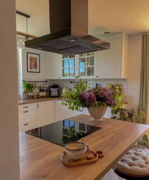 Какая бы не была кухня, вид будет решать всё.