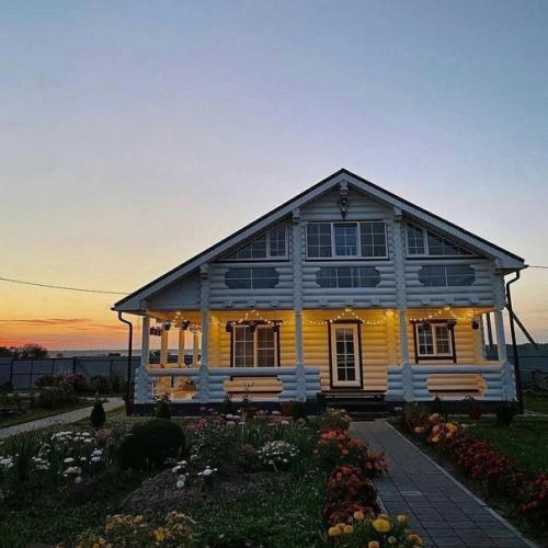 Какой чудесный загородный домик.