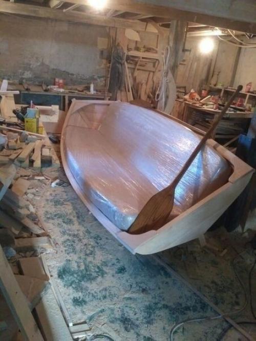 Мужчина в своей мастерской сделал весьма необычный диван для дома, ведь в его основу вошла настоящая лодка. 01