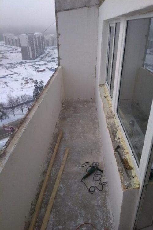 Ремонт балкона выполнен с большим вкусом.