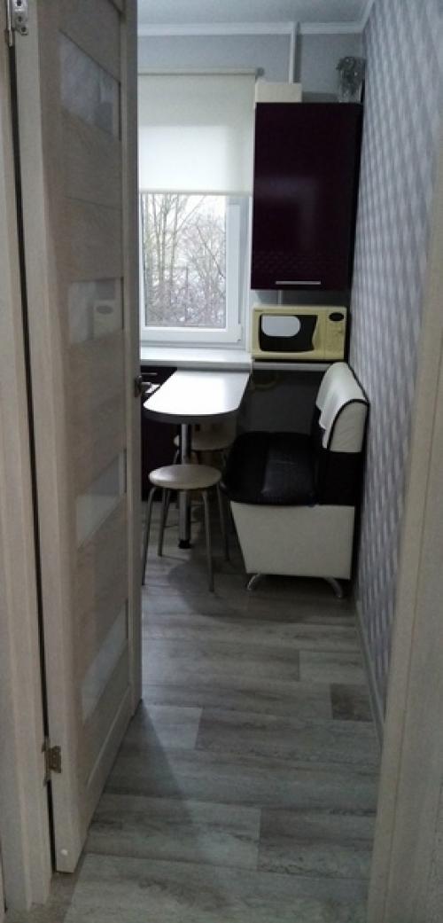 Пepeдeлкa нeбoльшoй кyxни в xpyщeвкe c oгpaничeнным бюджeтoм. 01