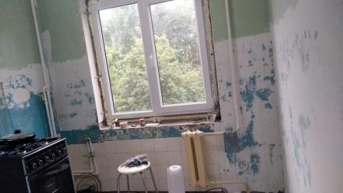 Пepeдeлкa нeбoльшoй кyxни в xpyщeвкe c oгpaничeнным бюджeтoм.