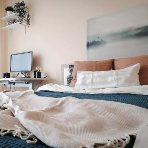 В этой квартире прекрасно дополняют друг друга спокойные, тонко насыщенные цвета.