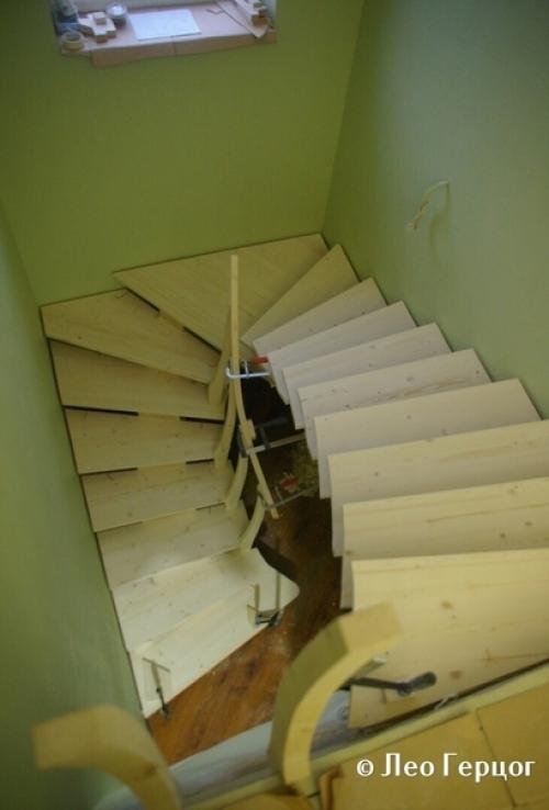 Поднимаясь по лестнице на второй этаж частного дома, мы невероятно удивлены работой мастера. 02