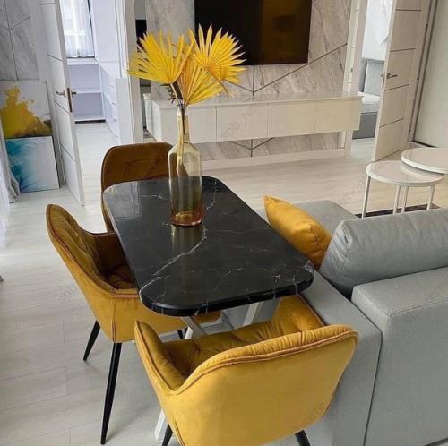 Объединяя различные цвета и текстуры, вы легко сможете добавить в свой интерьер яркий, насыщенный оттенок. 01