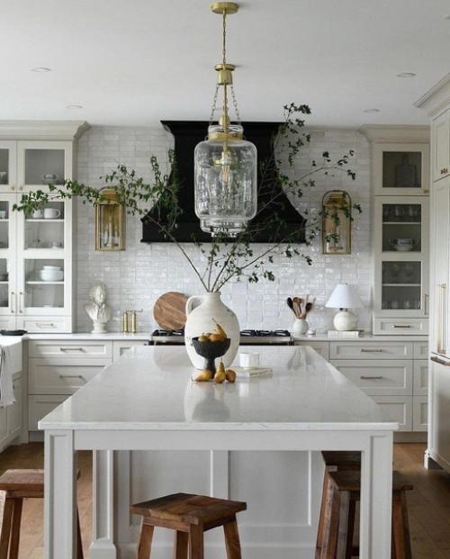 В загородном доме находится просторная, светлая кухня, с видом на ухоженный сад.