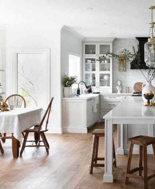 В загородном доме находится просторная, светлая кухня, с видом на ухоженный сад. 02