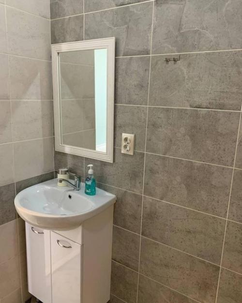 Снесли стены и сделали одну большую квартиру студию. 07