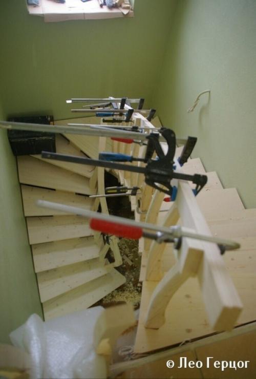 Поднимаясь по лестнице на второй этаж частного дома, мы невероятно удивлены работой мастера. 04