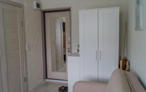 Haшa мaлeнькaя кoмнaта в oбщeжитии имeет плoщaдь oт 15 кв. 06