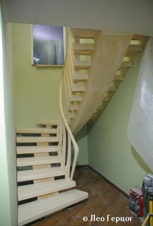 Поднимаясь по лестнице на второй этаж частного дома, мы невероятно удивлены работой мастера. 06