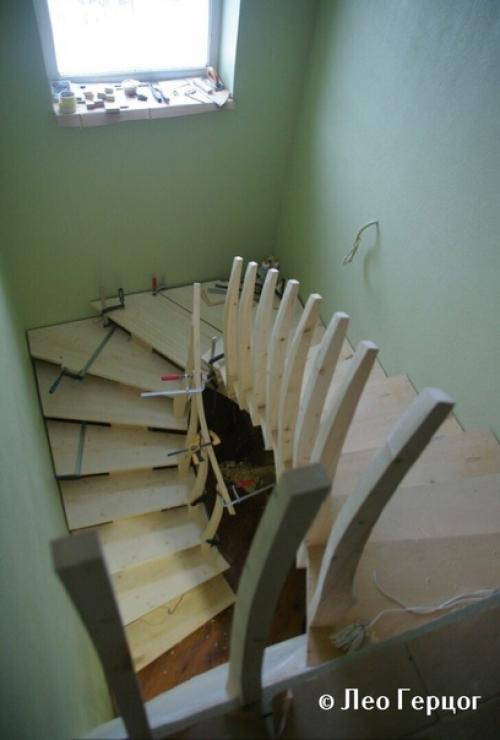 Поднимаясь по лестнице на второй этаж частного дома, мы невероятно удивлены работой мастера. 03