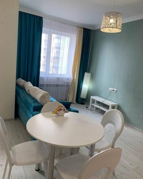 Снесли стены и сделали одну большую квартиру студию. 03