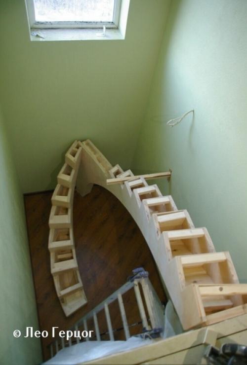 Поднимаясь по лестнице на второй этаж частного дома, мы невероятно удивлены работой мастера. 01