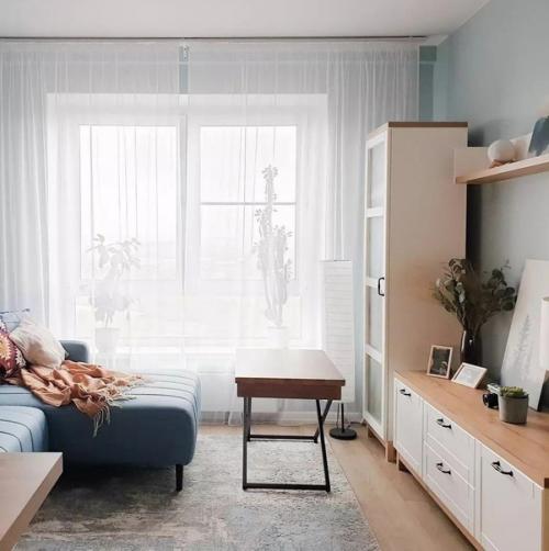 В этой квартире прекрасно дополняют друг друга спокойные, тонко насыщенные цвета. 02