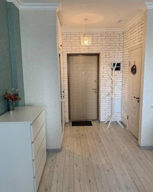 Снесли стены и сделали одну большую квартиру студию. 05