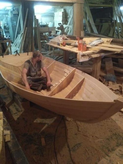 Мужчина в своей мастерской сделал весьма необычный диван для дома, ведь в его основу вошла настоящая лодка.