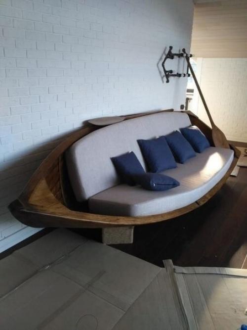 Мужчина в своей мастерской сделал весьма необычный диван для дома, ведь в его основу вошла настоящая лодка. 02