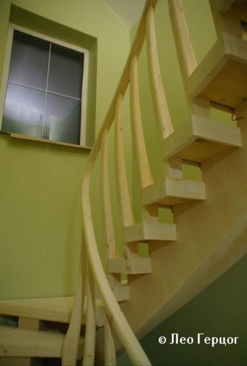 Поднимаясь по лестнице на второй этаж частного дома, мы невероятно удивлены работой мастера. 07