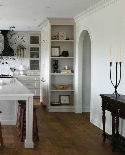 В загородном доме находится просторная, светлая кухня, с видом на ухоженный сад. 01