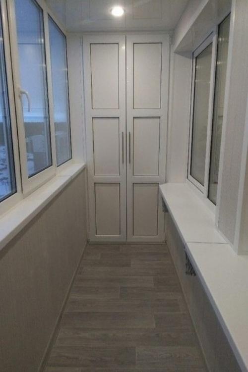 Ремонт балкона выполнен с большим вкусом. 04