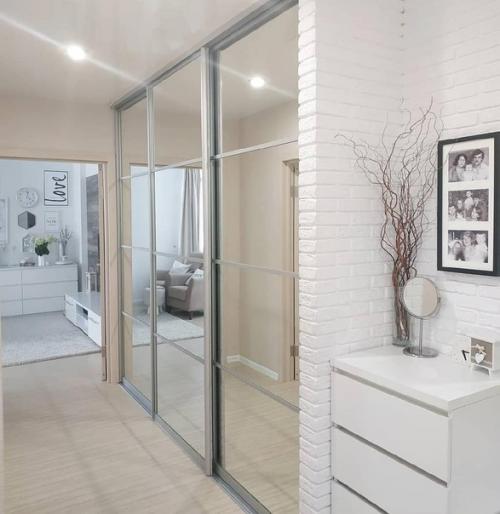 В прихожей дома создано просторное, светлое пространство, украшенное изящными тонами. 01