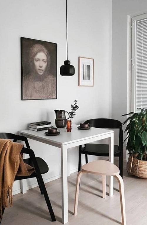 Кухня выполнена в светлом цвете, но имеет несколько тёмных деталей. 01