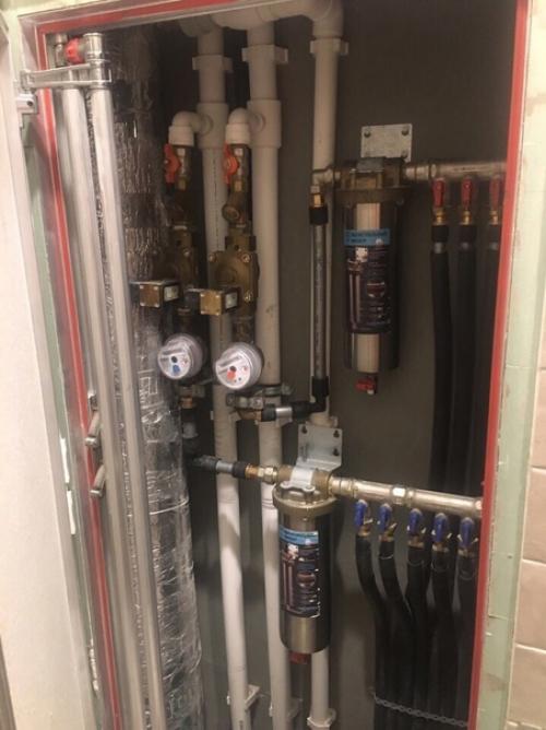 Таким образом мы спрятали все коммуникации в туалете и сделали потайные полочки.