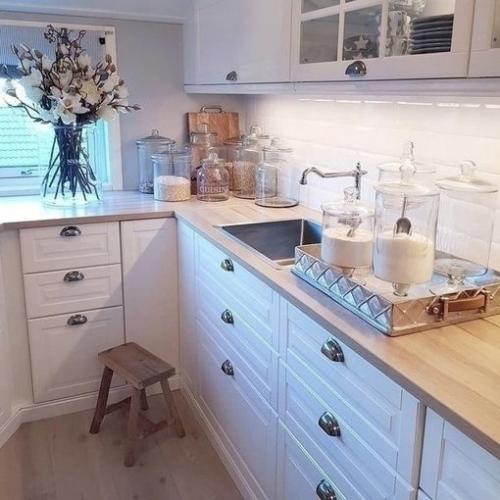 Нежный декор добавляет кухне уюта, создавая приятное и уютное окружение. 03