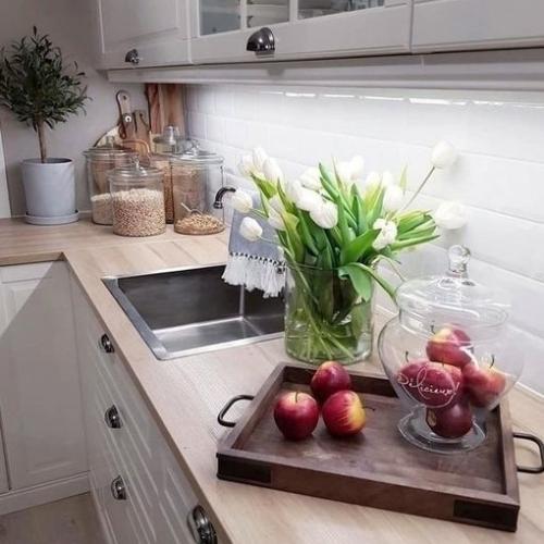 Нежный декор добавляет кухне уюта, создавая приятное и уютное окружение. 05