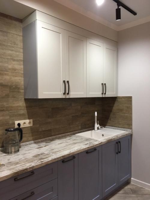 Вместо проводов в стене будет кондей, а тв мы повесим на кронштейн, поэтому розеток видно не будет. 01