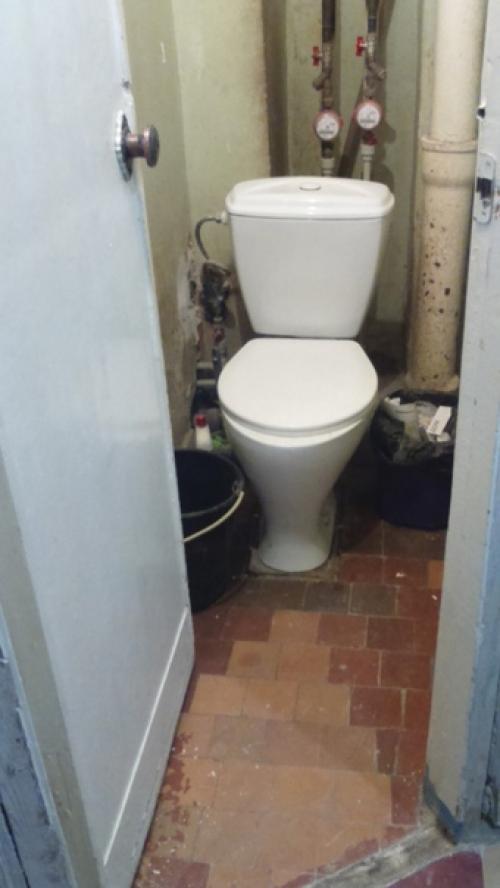 Ванную комнату мы вам уже показали, как сделать ремонт бюджетно, а вот вам еще наш туалет. 07